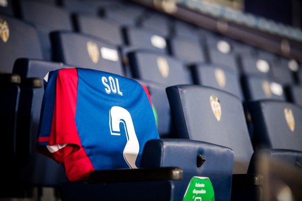 El Levante homenajea a Juan Cruz Sol en el derbi