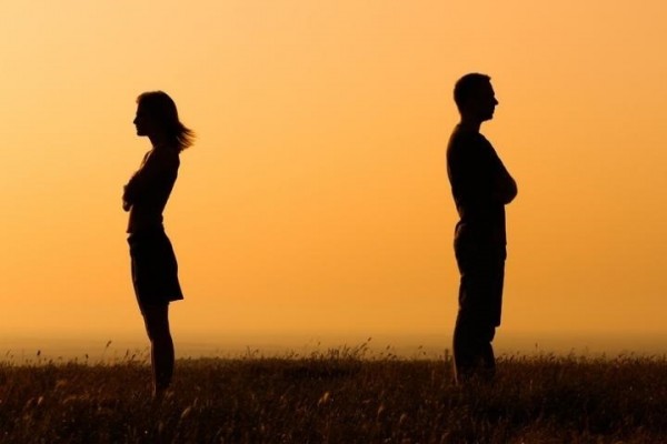 Juntos por necesidad: la inestabilidad económica derrumba un 11% los divorcios en la Comunitat