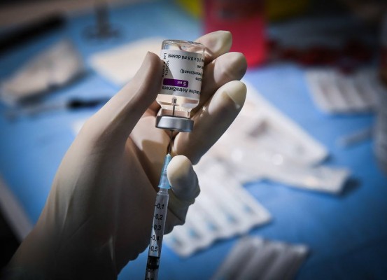  AstraZeneca asegura que sus estudios no han mostrado un mayor riesgo de trombosis con la vacuna