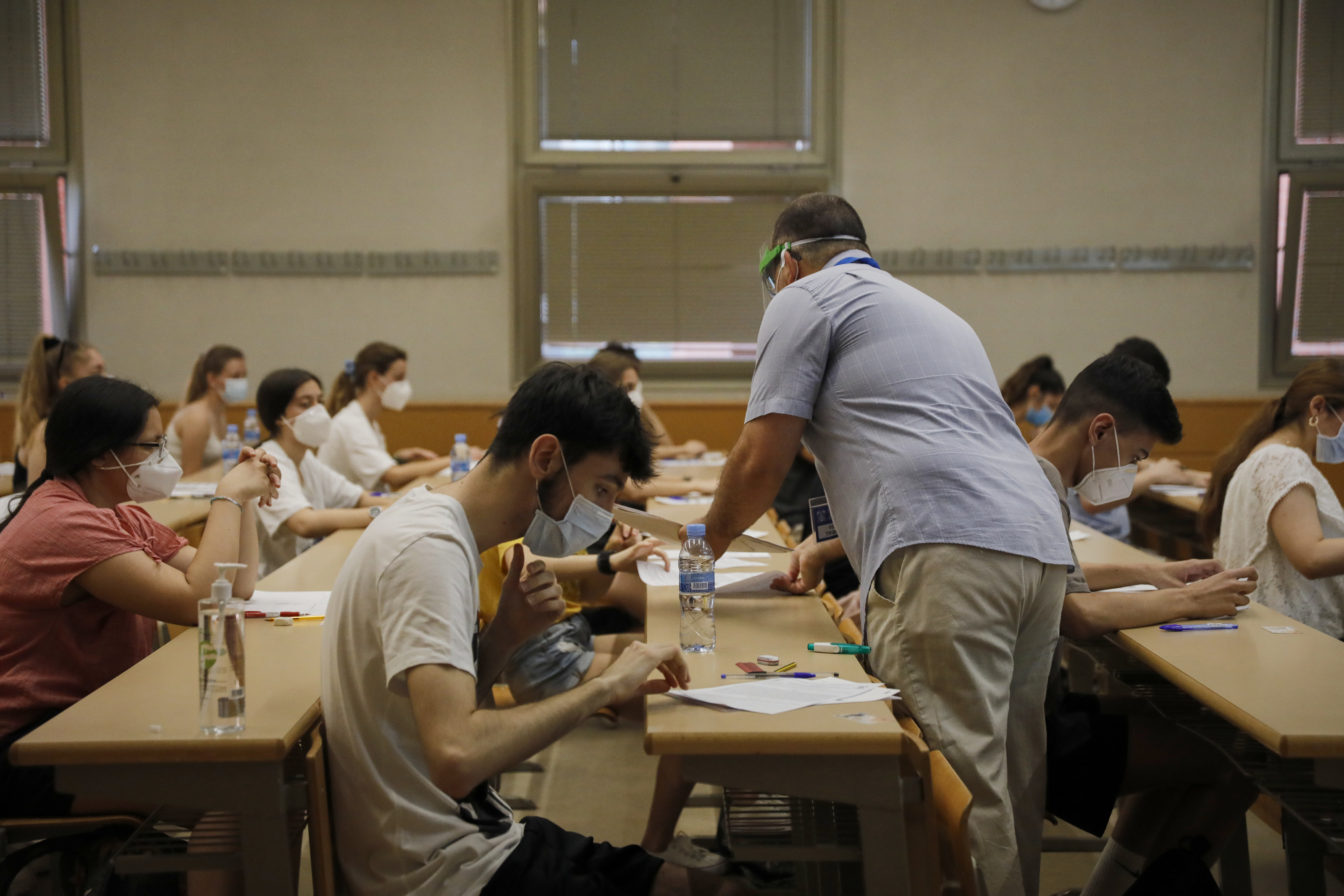 El Síndic de Greuges pide al Gobierno catalán que solucione el traslado de docentes valencianos 