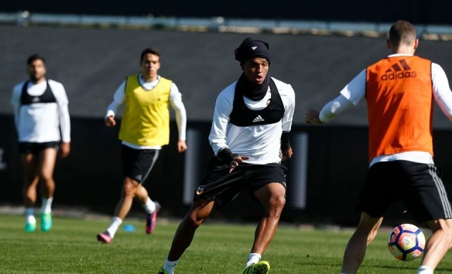 Una defensa cogida con 'pinzas' ante la Real Sociedad