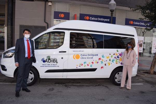 La Obra Social de Caixa Ontinyent aporta un vehículo adaptado a la Asociación ADIBI de Ibi
