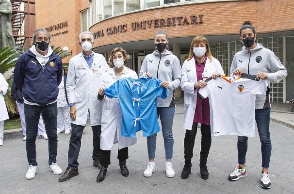 El Valencia dona 150 batas para menores con el escudo del club a los hospitales