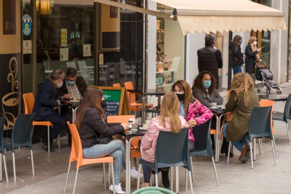 Comercio de Elche colabora con la Plataforma de Hostelería para distribuir 15.000 bolsas ecológicas 