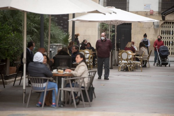 El Consell aprueba abrir el interior de hostelería hasta el 30% de aforo y el 100% en terrazas