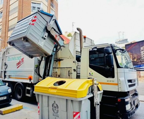 Elche a la cola en reciclaje en la comunidad y el país: un término inabarcable para una contrata desfasada