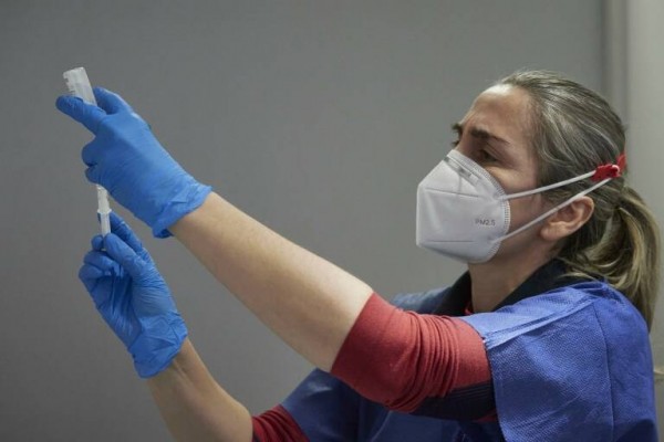 El Gobierno decidirá este viernes si utiliza la vacuna de AstraZeneca en mayores de 55 años