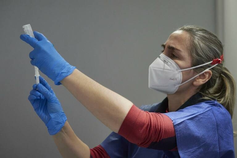 El Gobierno decidirá este viernes si utiliza la vacuna de AstraZeneca en mayores de 55 años