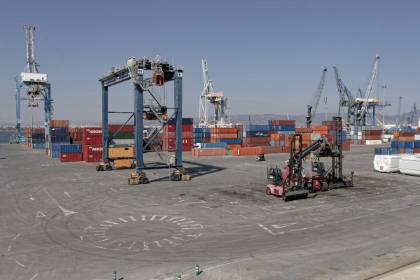Los transportistas autónomos denuncian retrasos y trabas en la terminal de contenedores del puerto