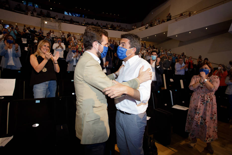 Pablo Casado y Carlos Mazón, en el congreso del PP de Alicante. Foto RAFA MOLINA - 