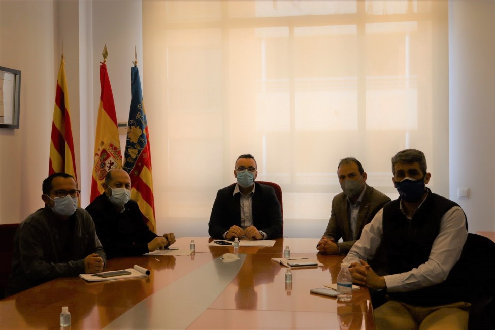 Reunión del alcalde José Benlloch y el concejal de Economía, Xus Madrigal, con representantes de la asociación Ashiovi. - 