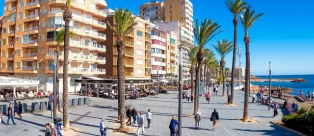Torrevieja cobra la tasa de terrazas de la hostelería de julio a septiembre cuando dijo que las bonificaría