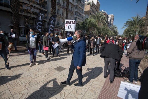 La Coordinadora de la Hostelería denuncia el bloqueo del Consell con el cierre de los interiores