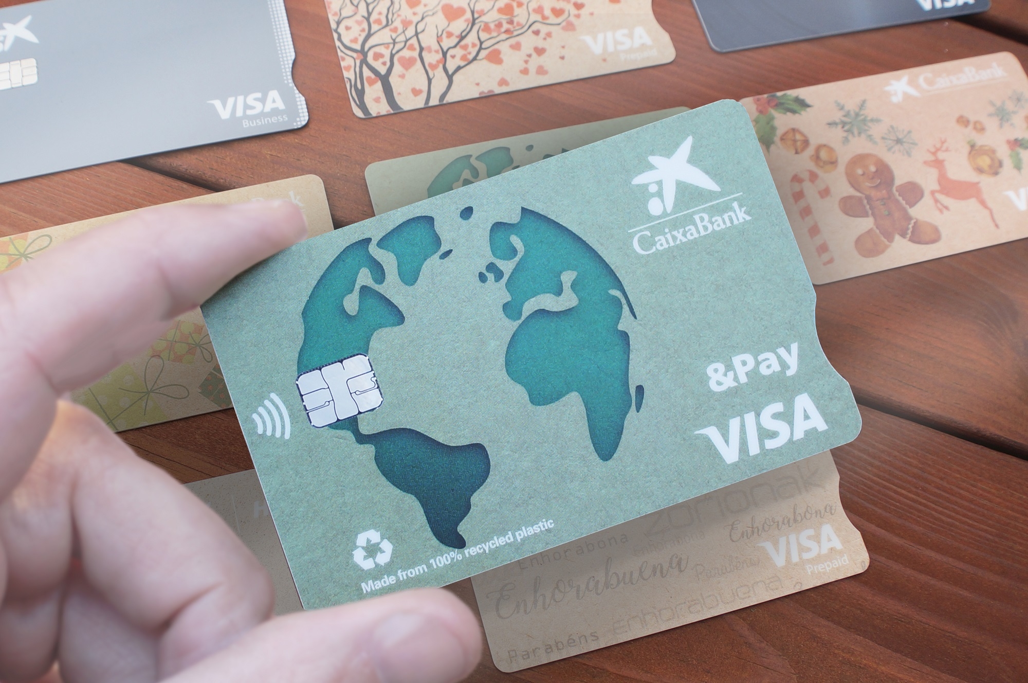 CaixaBank sustituirá el plástico por materiales reciclados en la emisión de nuevas tarjetas
