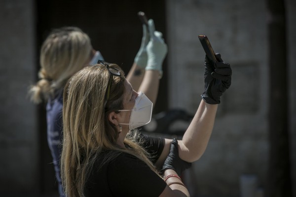 El 36% de los españoles desinfecta su móvil a diario para prevenir contagios
