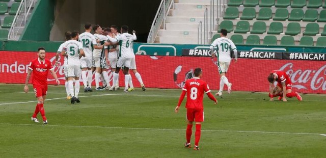 El Alavés pierde y el Elche sale del descenso