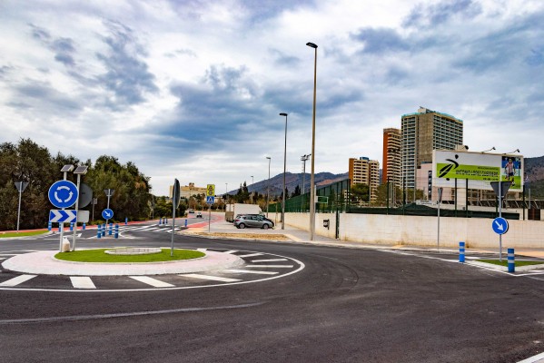 Benidorm crea una nueva rotonda en el cruce de Zamora con Bernat de Sarrià

