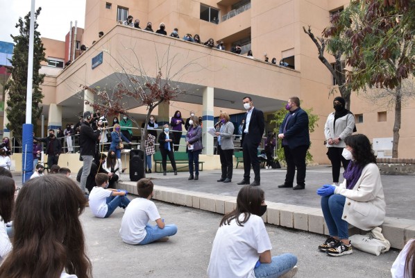 El IES Carrús de Elche crea un 'pueblo feminista' con placas de mujeres para conmemorar el 8M 
