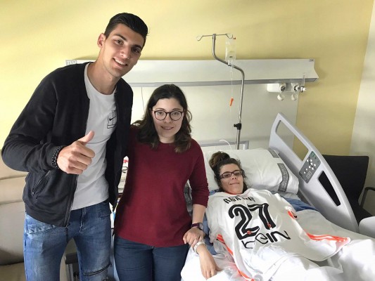 Rafa Mir regala una camiseta a la chica que fue atropellada junto a él