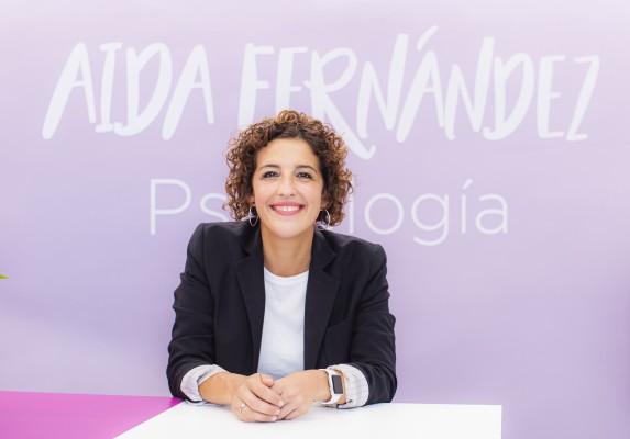 Las emprendedoras de Castellón entregan a Aída Fernández el premio 'Reinventhada del Año'