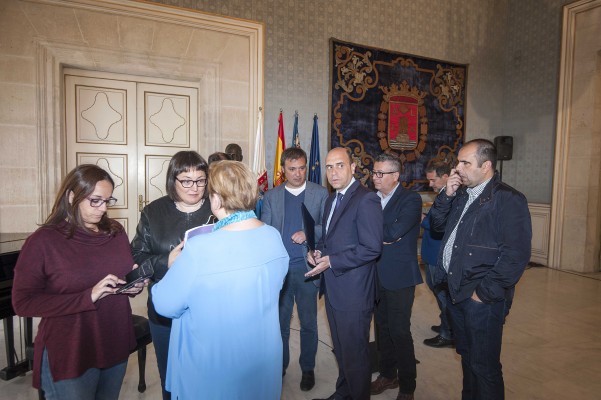 Guanyar y Compromís meditan hacer piña con el PP para tumbar la purga de la cuñada de Barcala