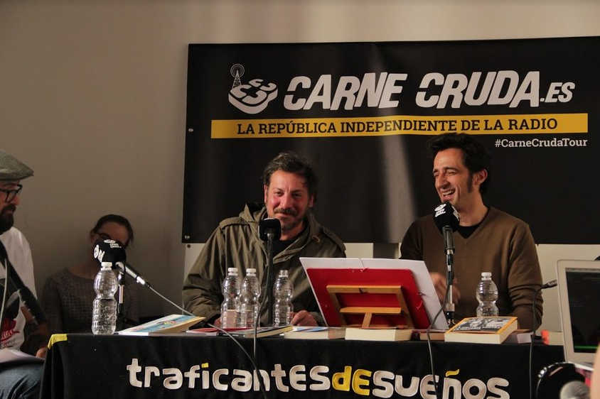 Javier 'Crudo' junto a Ray Loriga durante uno de sus últimos programas (Foto: @carnecruda) - 