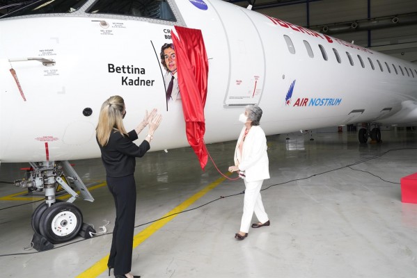 Air Nostrum bautiza un avión con el nombre de Bettina Kadner, primera piloto comercial de España
