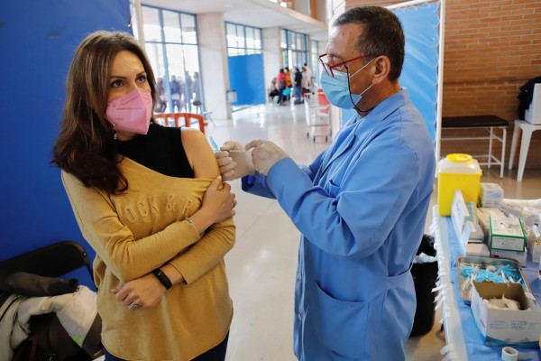 Arranca la vacunación masiva de profesores en Murcia y Lorca a ritmo de 80 docentes cada hora