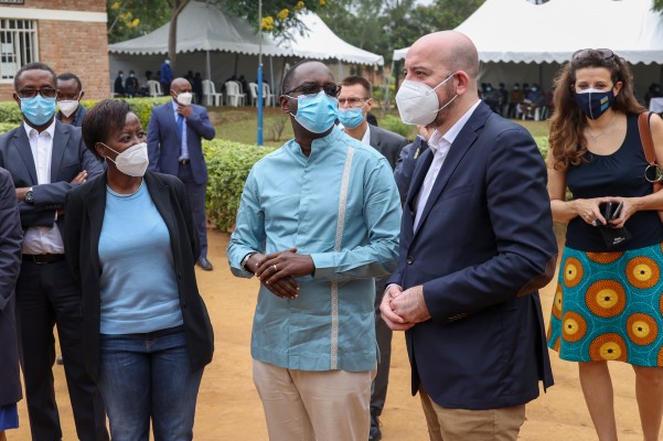 El presidente del Consejo Europeo visita África por la estrategia de vacunación contra la covid-19