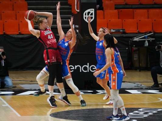 Girona conquista su primera Copa ante Valencia Basket