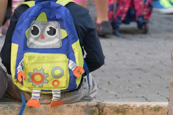 El programa 'Isquios' enseña a los alumnos de la Región a utilizar bien sus mochilas para evitar problemas de salud