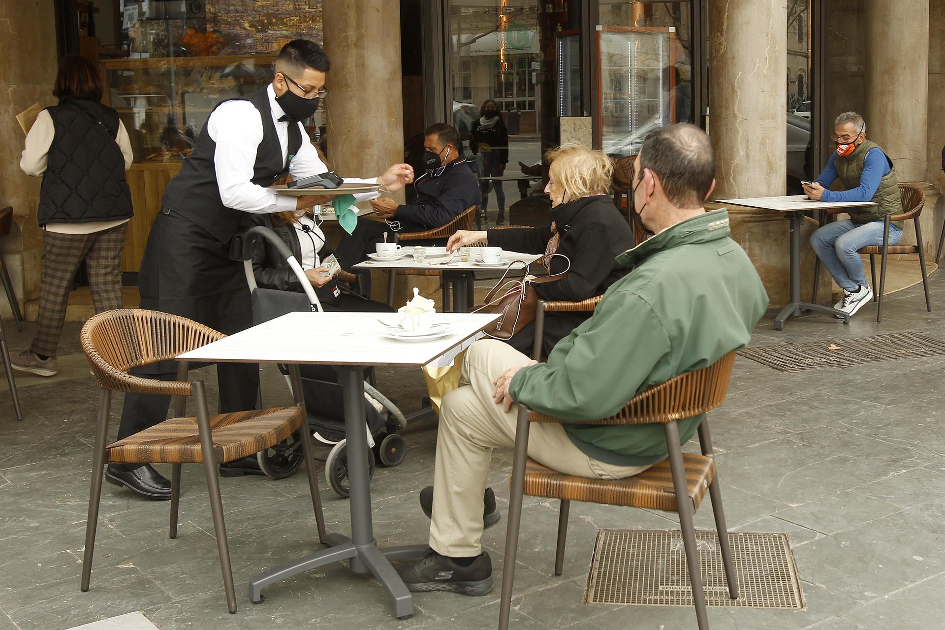 La crisis de la covid-19 dispara un 37% la cifra de parados extranjeros en España en 2020