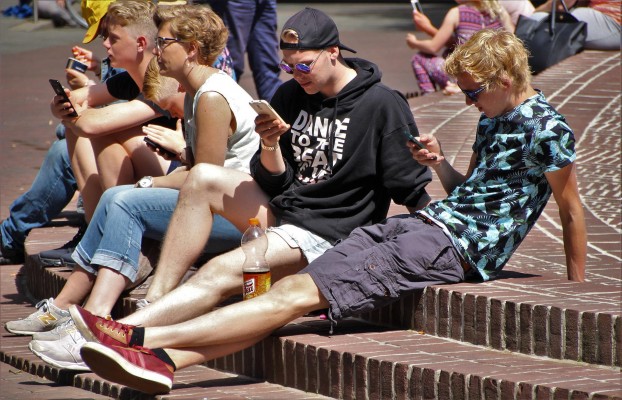 El daño cervical por abuso de smartphones puede provocar una hernia discal
