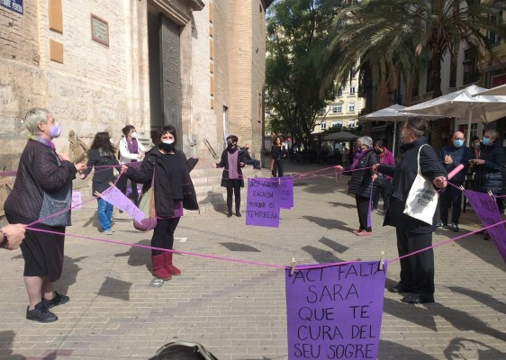 Una 'tela de araña' por los cuidados y pancartas por una 