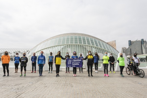 Maratón Valencia y Teika celebran el Día de la Mujer con las protagonistas de ‘+En Meta’