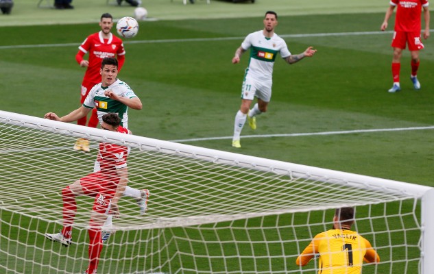 El Elche resiste sin apuros ante un Sevilla apático