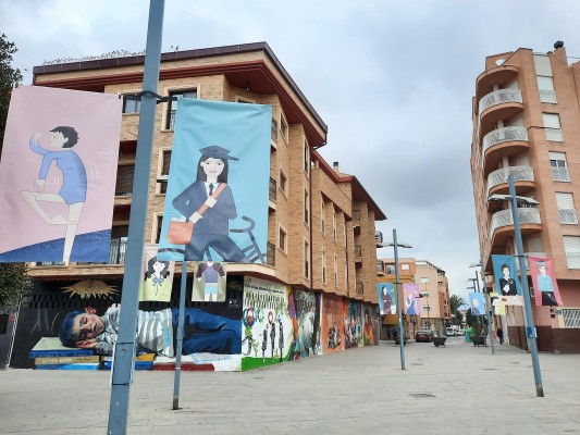 Las imágenes de mujeres destacadas de la Región ilustran las principales plazas de Alcantarilla