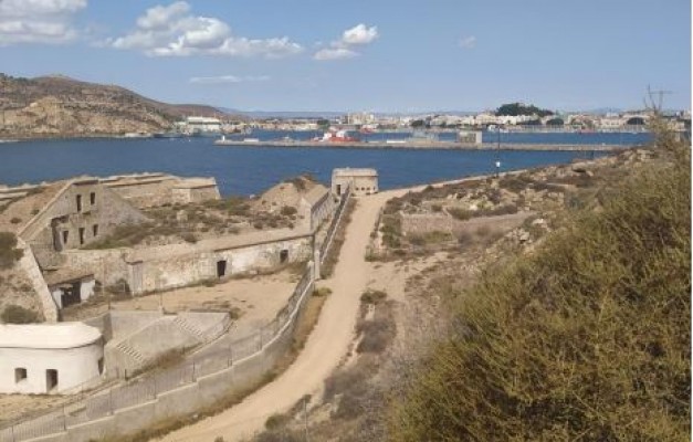 Peatones y ciclistas podrán pasar junto a las baterías de costa en el camino a Cala Cortina sin saltar la valla