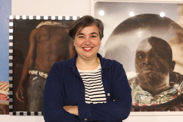 Cristina de Middel reflexiona sobre el tiempo y la veracidad de la fotografía en Las Cigarreras