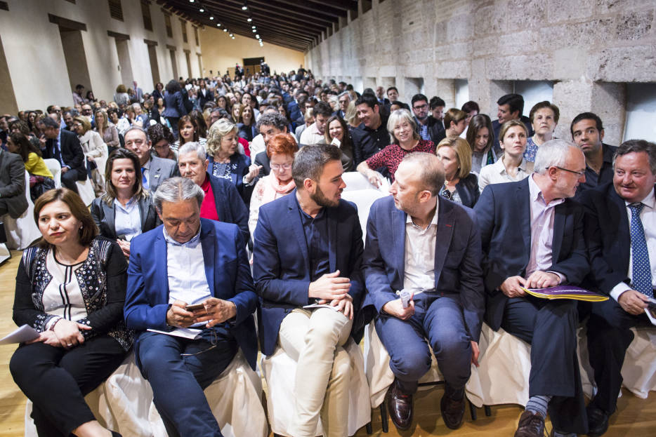 Los portavoces de los cinco grupos parlamentarios con representación en Les Corts. Foto: EVA MÁÑEZ - 