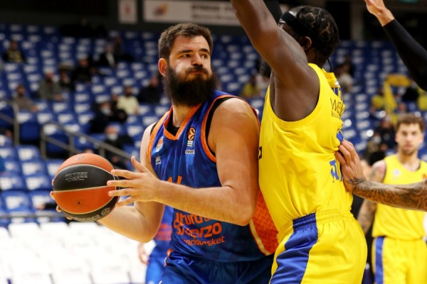 La gira del Valencia Basket acaba con una 'odisea' de nueve horas por el Etna y la niebla
