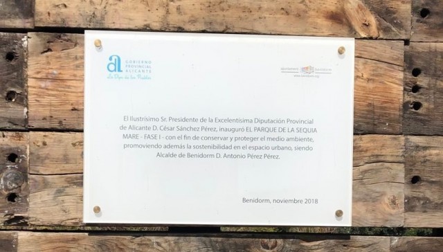 El PP de Benidorm retira una placa inaugural del Parque de la Séquia Mare tras la denuncia de Cs