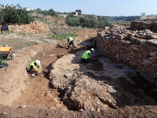 La excavación en el Torrelló de Almassora saca a la luz un foso ampliado hacia el Millars