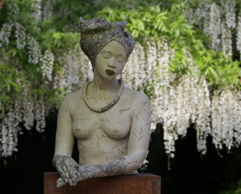 Paz Sanz esculpe la fuerza de las mujeres africanas