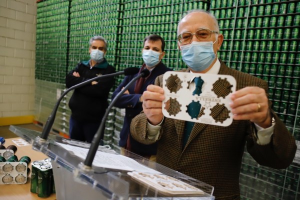 Estrella de Levante sustituye las anillas de plástico de sus latas por cartón biodegradable 