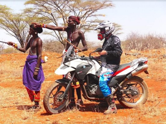Los empresarios murcianos 'Los Tigres' inician su rally para repartir medicamentos por Kenia