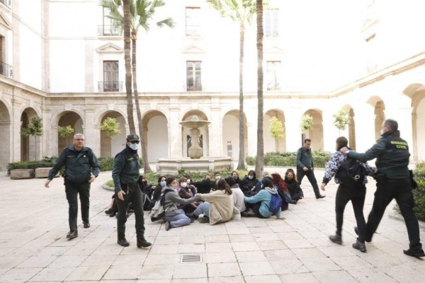Las feministas abandonan la Delegación del Gobierno de València tras 5 horas de ocupación

