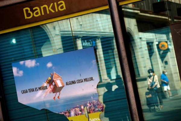 Competencia retrasa el visto bueno a la fusión entre Bankia y CaixaBank por el solapamiento