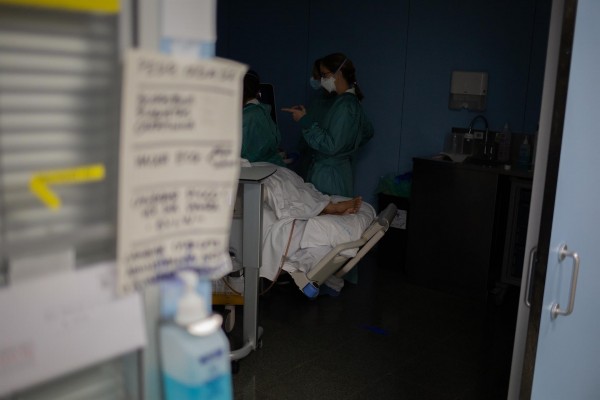España notifica 6.037 nuevos casos y 254 muertes, con la incidencia bajando ligeramente a 153