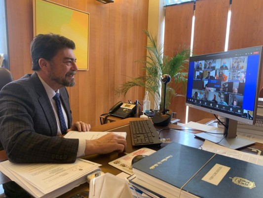 Barcala defiende el presupuesto de Alicante ante el Consejo Social entre críticas por su retraso